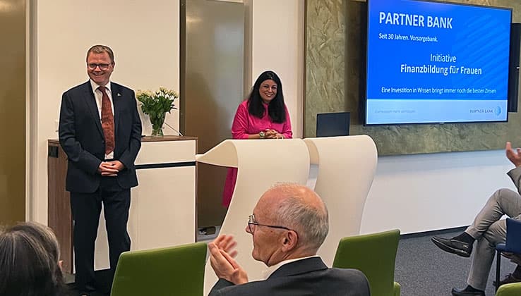 Beim Kick-off Event stellten Andreas Fellner, MSc und Dr. Sarvenas Enayati das Finanzbildungsprogramm der Partner Bank vor.