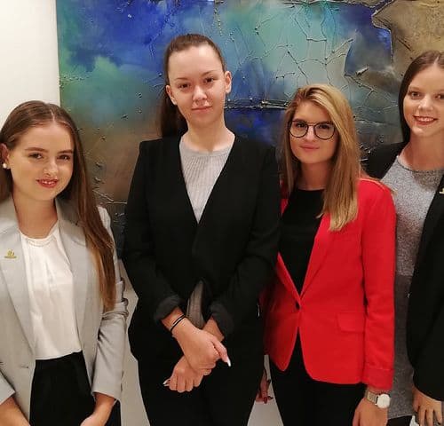 Vier junge Frauen absolvieren ihre Lehre zur Bürokauffrau bei der Partner Bank.