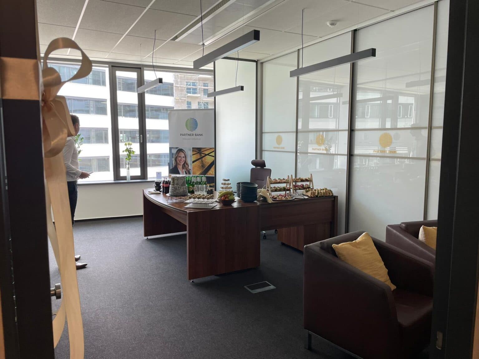 Blick in das festlich dekorierte neue Büro der Partner Bank in Brünn zur Eröffnungsfeier.