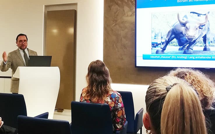 Mag. Michael Hanak spricht über die Bedeutung von Finanzbildung und Sparen.