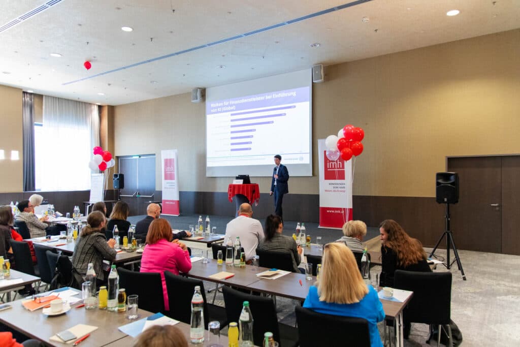 Ein Referent spricht beim Forum Assekuranz 2023 über KI und Digitalisierung in der Finanzbranche.